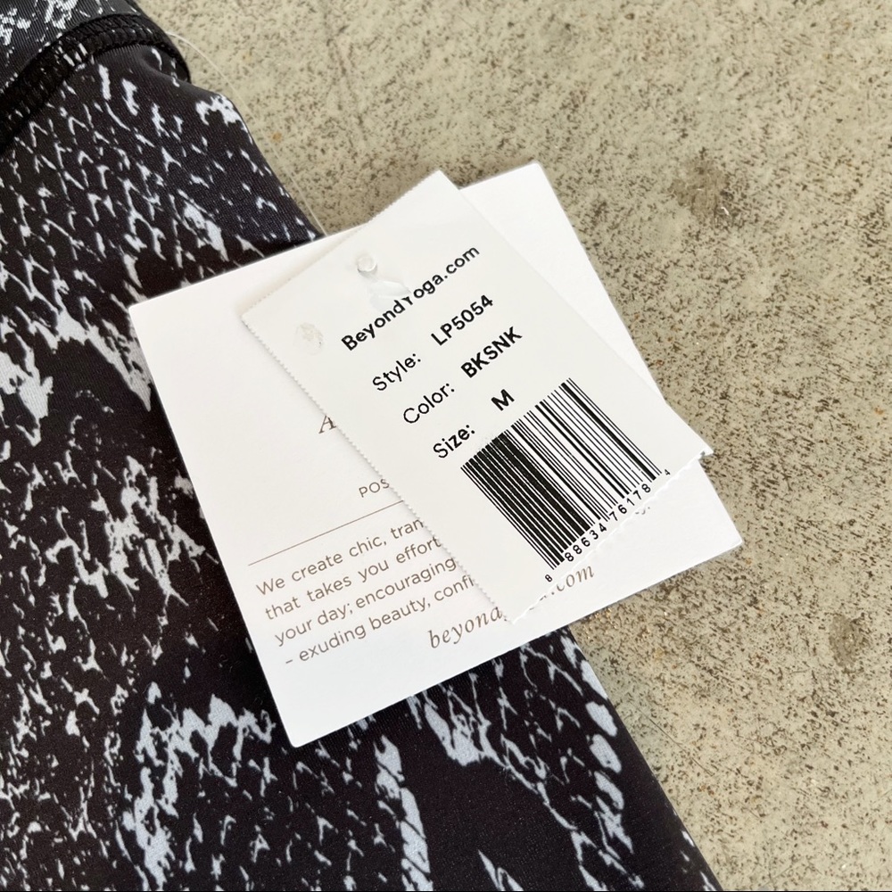 Beyond Yoga NWT Lux Camo High Waist Biker Shorts - Picture 4 of 9